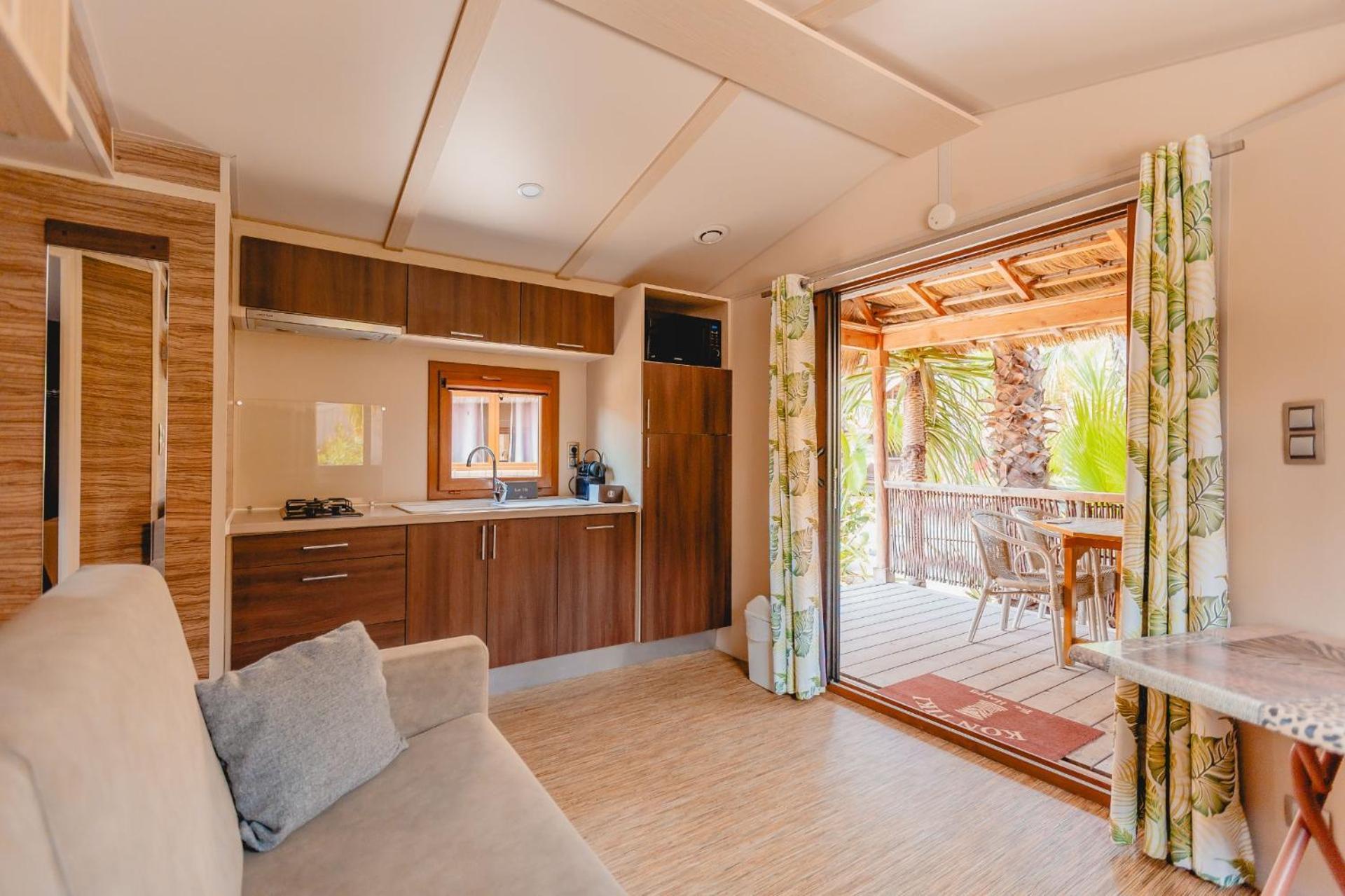 Premium Garden Tiki hutte-one bedroom sofa bed