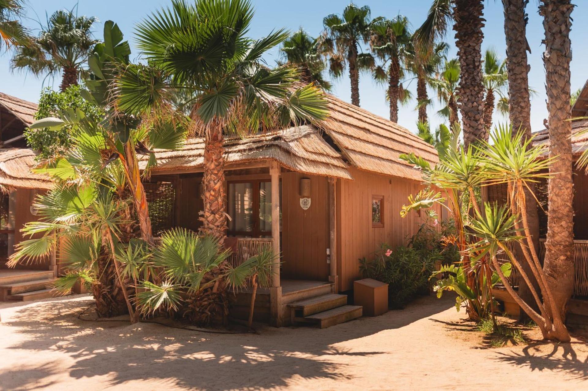 Premium Garden Tiki hutte-one bedroom sofa bed